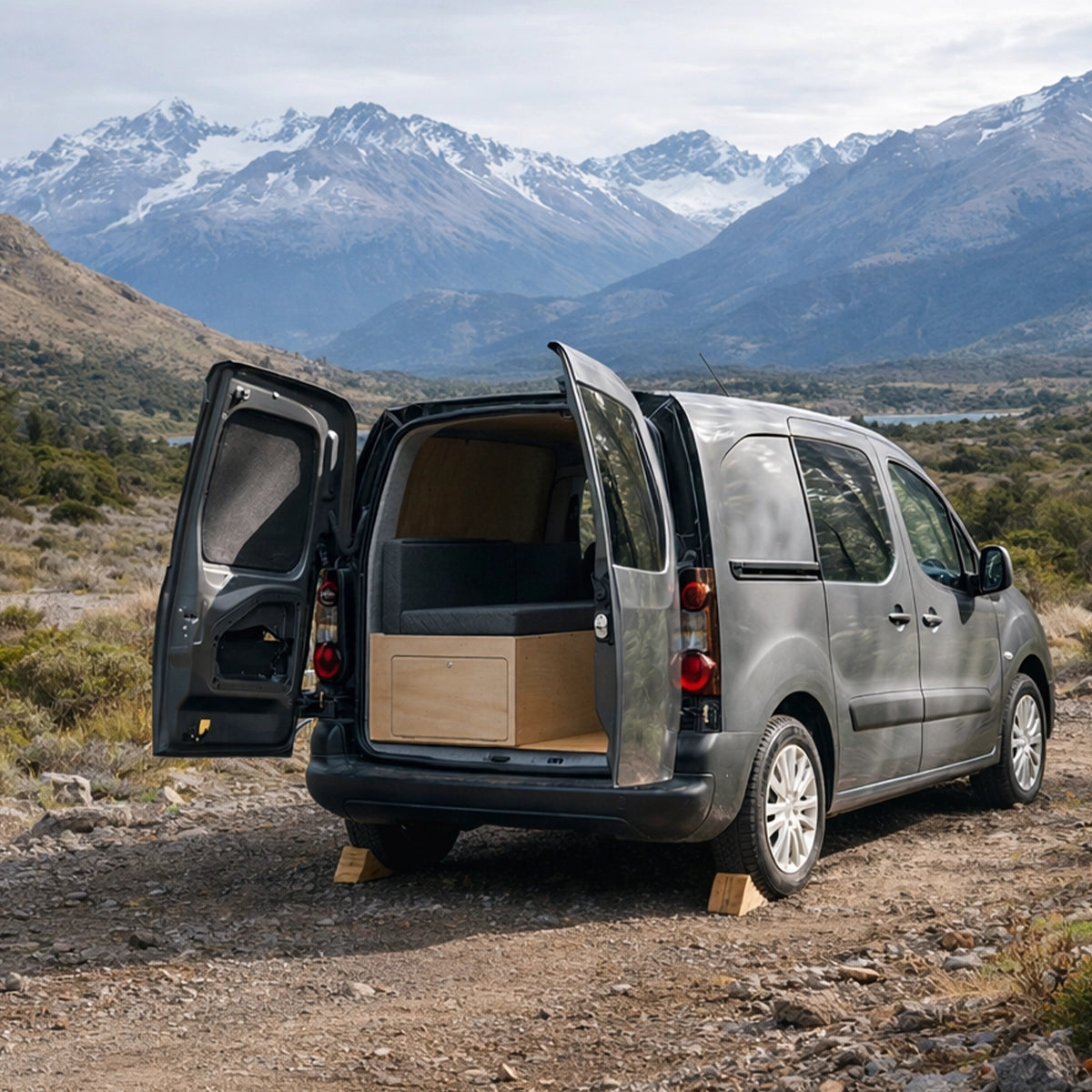 Taller Tiny Van fabricando módulos camper para distintos furgones