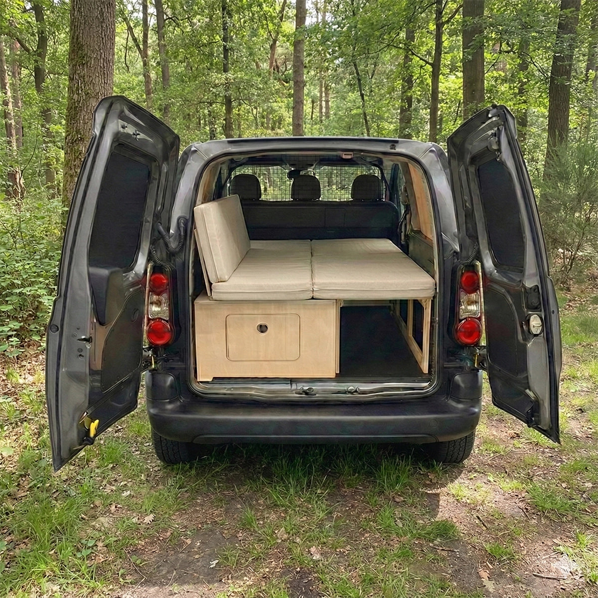 Taller Tiny Van fabricando módulos camper para distintos furgones